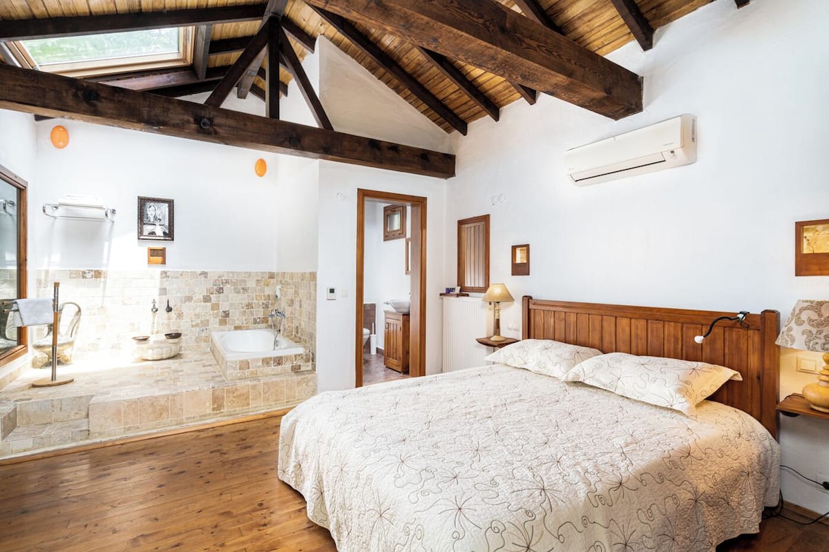 Ropa de cama de alta calidad, colchones con pillow-top y minibar