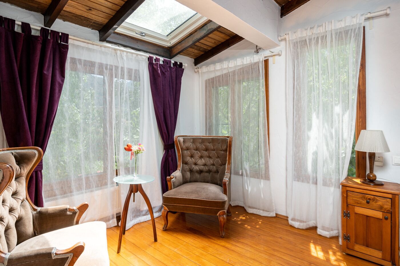 Kamar Desain | Seprai premium, bantalan ekstra lembut, dan minibar