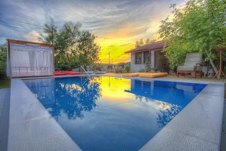 Outdoor pool, pool umbrellas, pool loungers. Ephesus Lodge