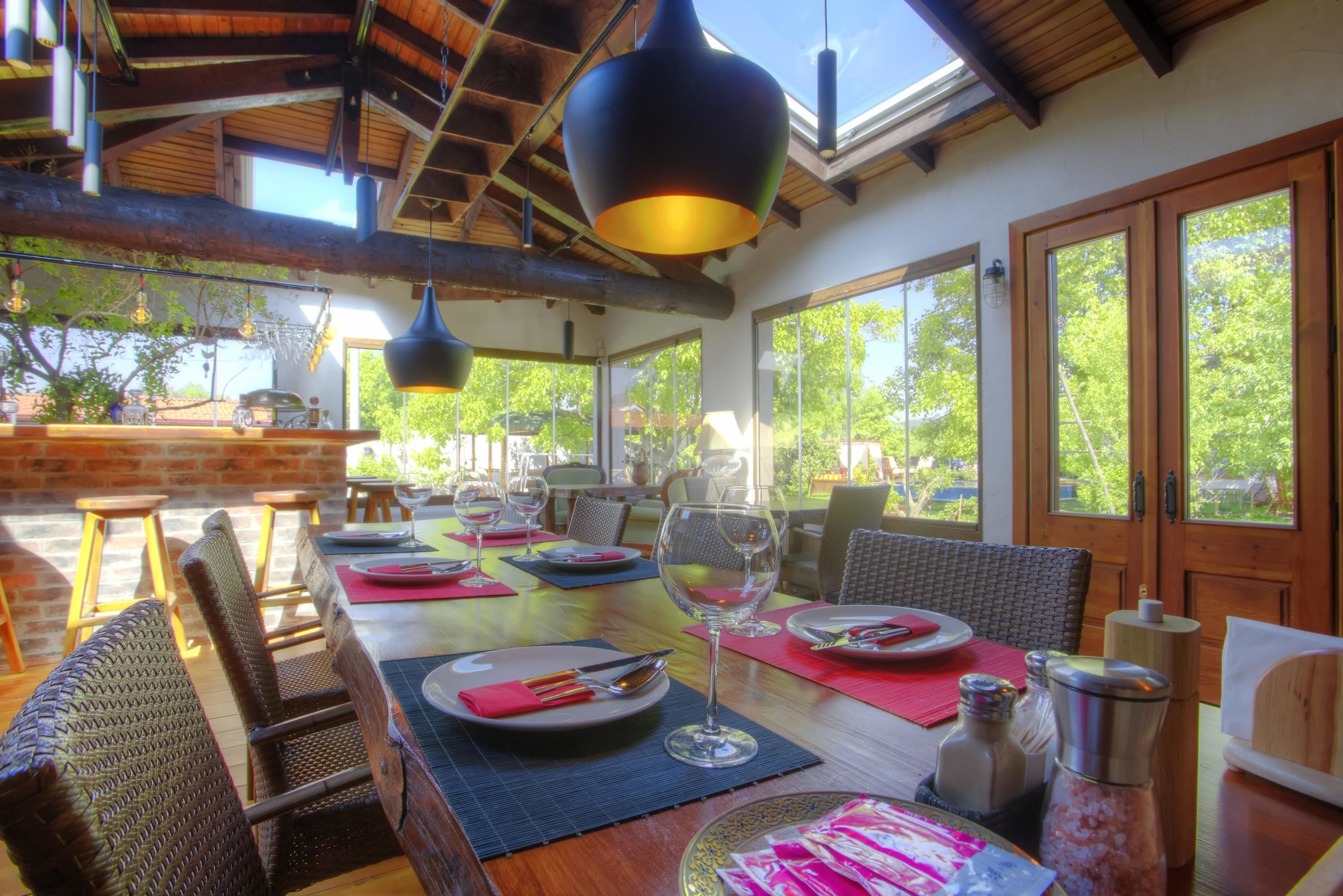 Se sirven comidas, cenas y cocina internacional 