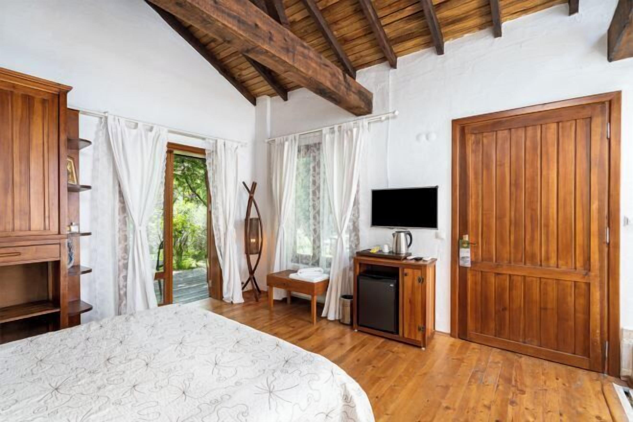 高級寝具、ピロートップベッド、ミニバー、客室ごとに異なる装飾