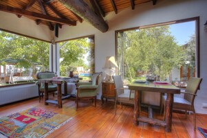 Se sirven almuerzos y cenas, cocina internacional