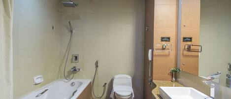 Ein modernes Badezimmer mit Badewanne, Toilette und zwei Waschbecken.
