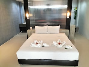 Rom – superior | Safe på rommet, skrivebord, blendingsgardiner og wi-fi (inkludert)