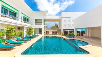 Een buitenzwembad, open van 08.00 uur tot 21.00 uur, en ligstoelen