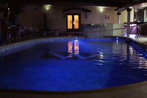 室外泳池；泳池傘、躺椅