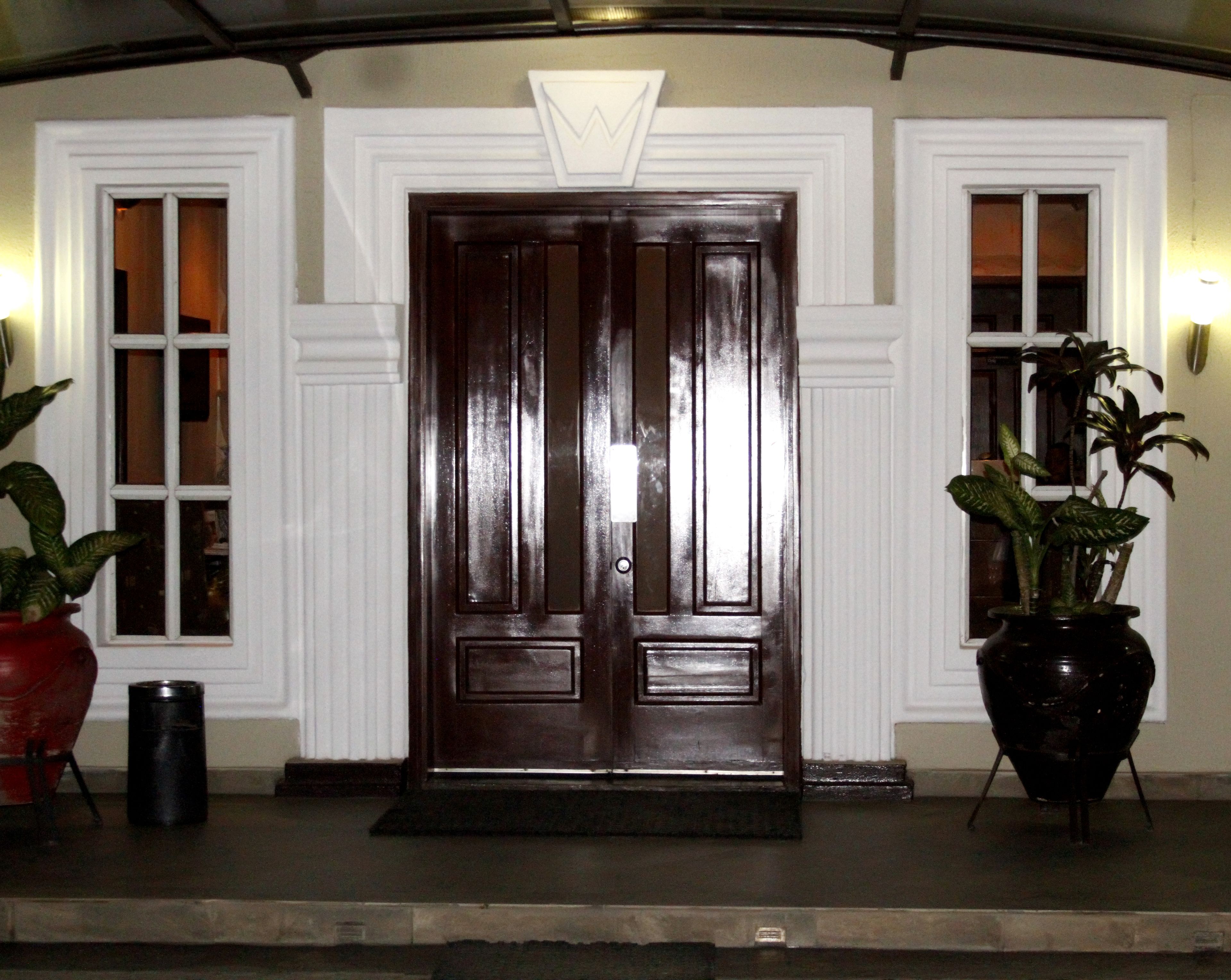 Fachada da propriedade à noite