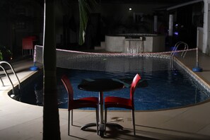 Utomhuspool, parasoller och solstolar