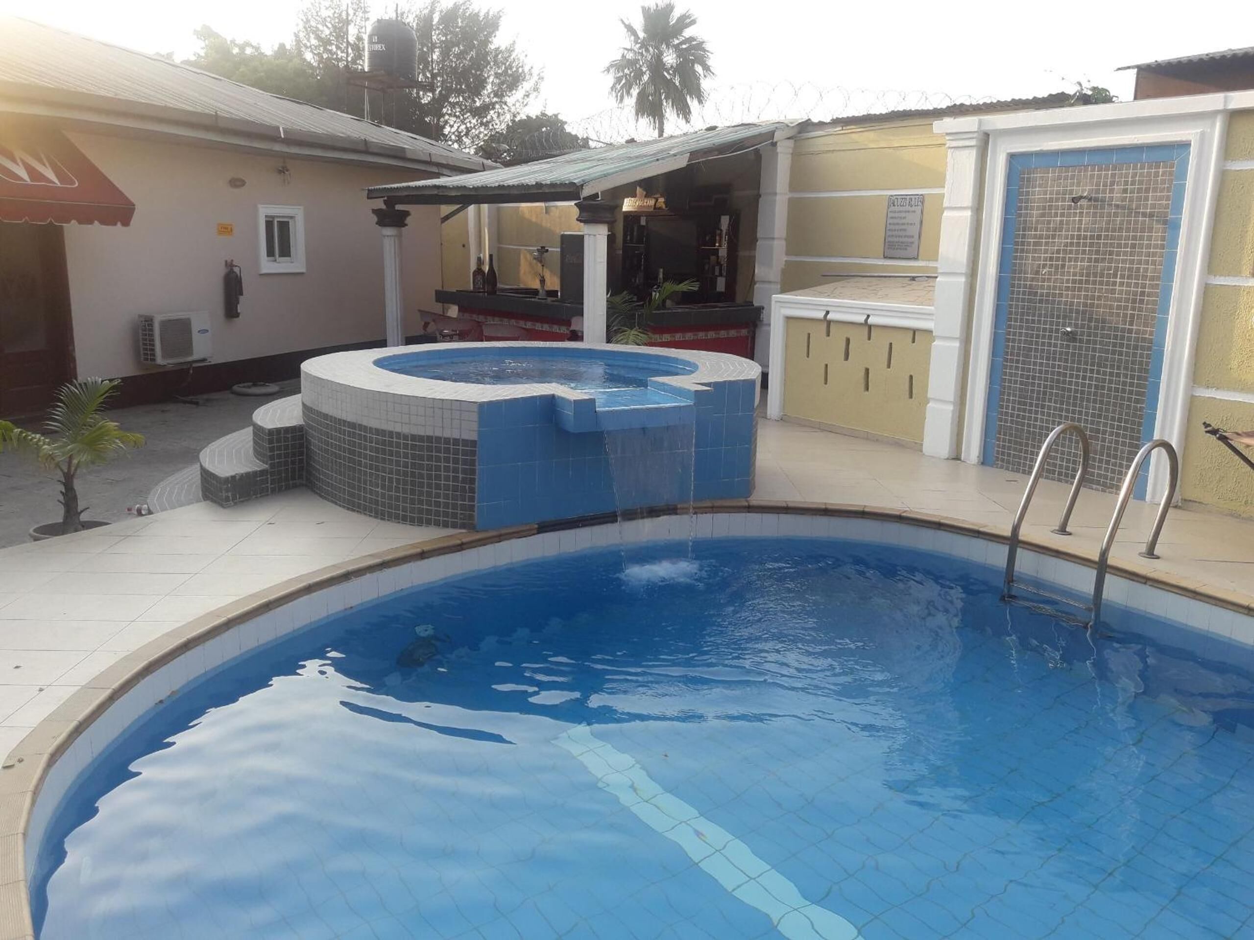 Piscina externa, guarda-sóis, espreguiçadeiras