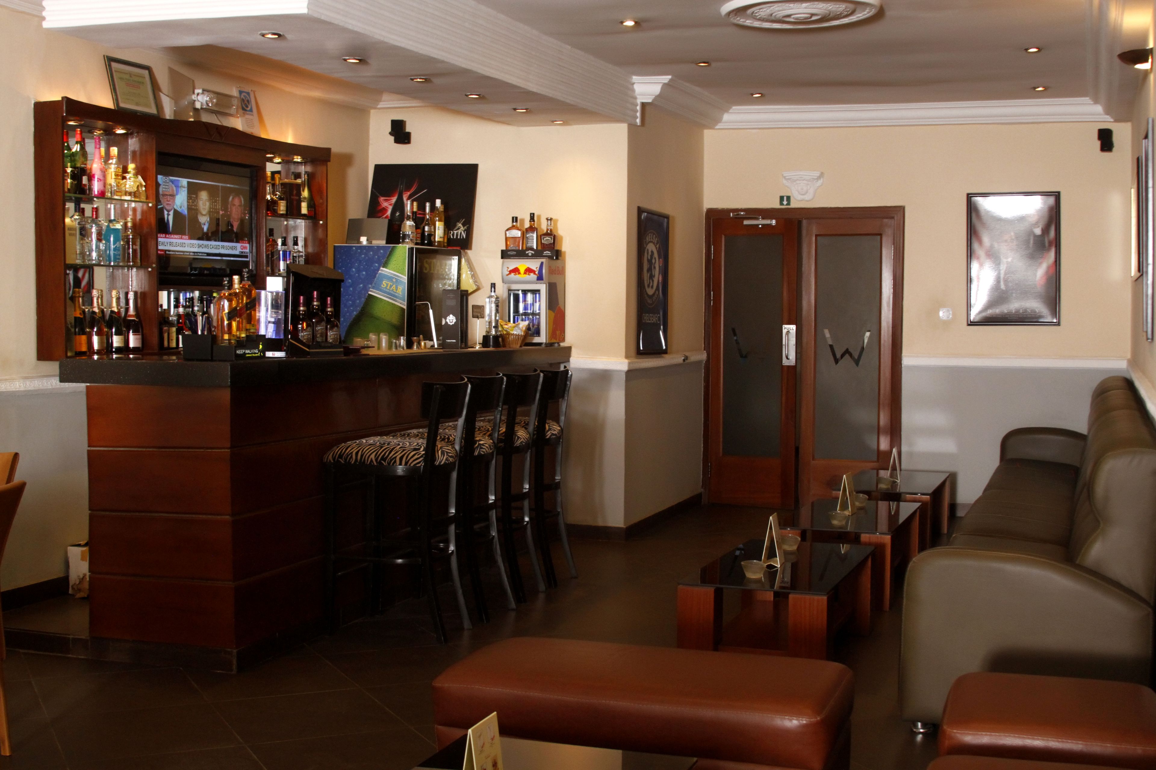 2 bares, bar junto a la piscina