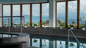 Una piscina techada, una piscina al aire libre