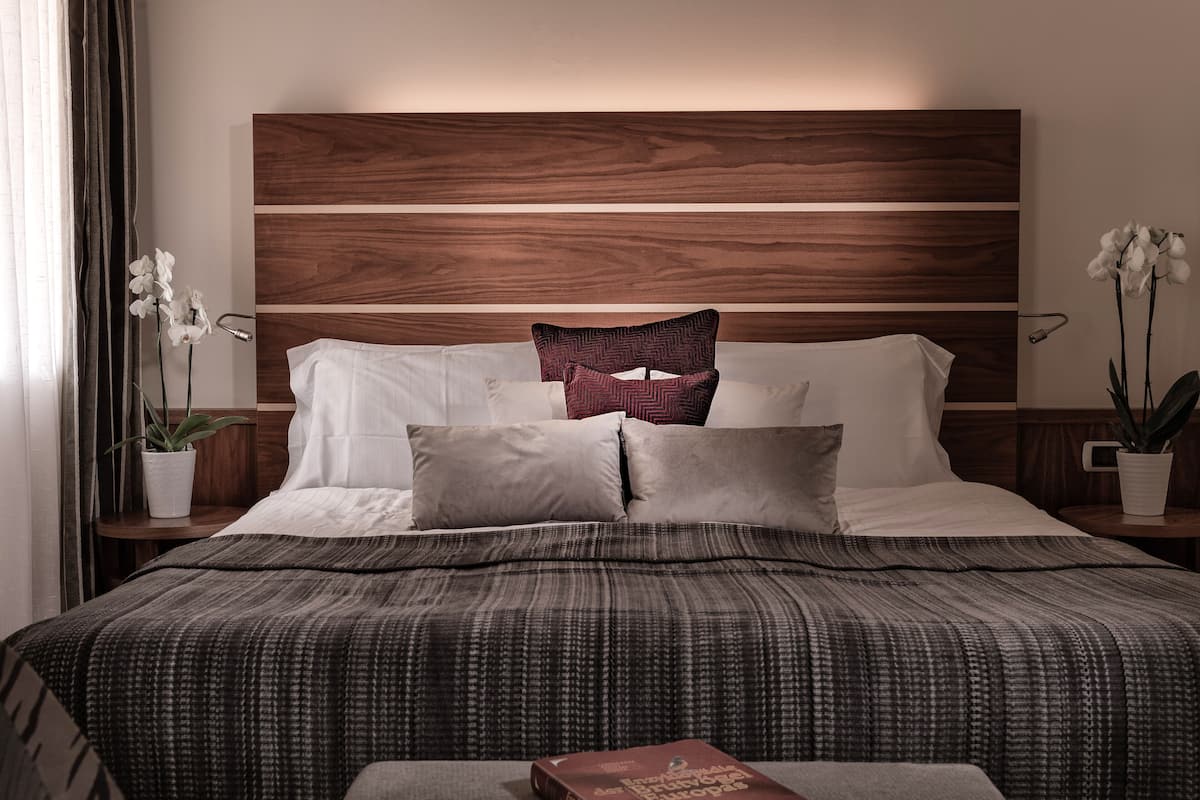 Classic Double Room | 1 bedroom, in-room safe, desk, soundproofing