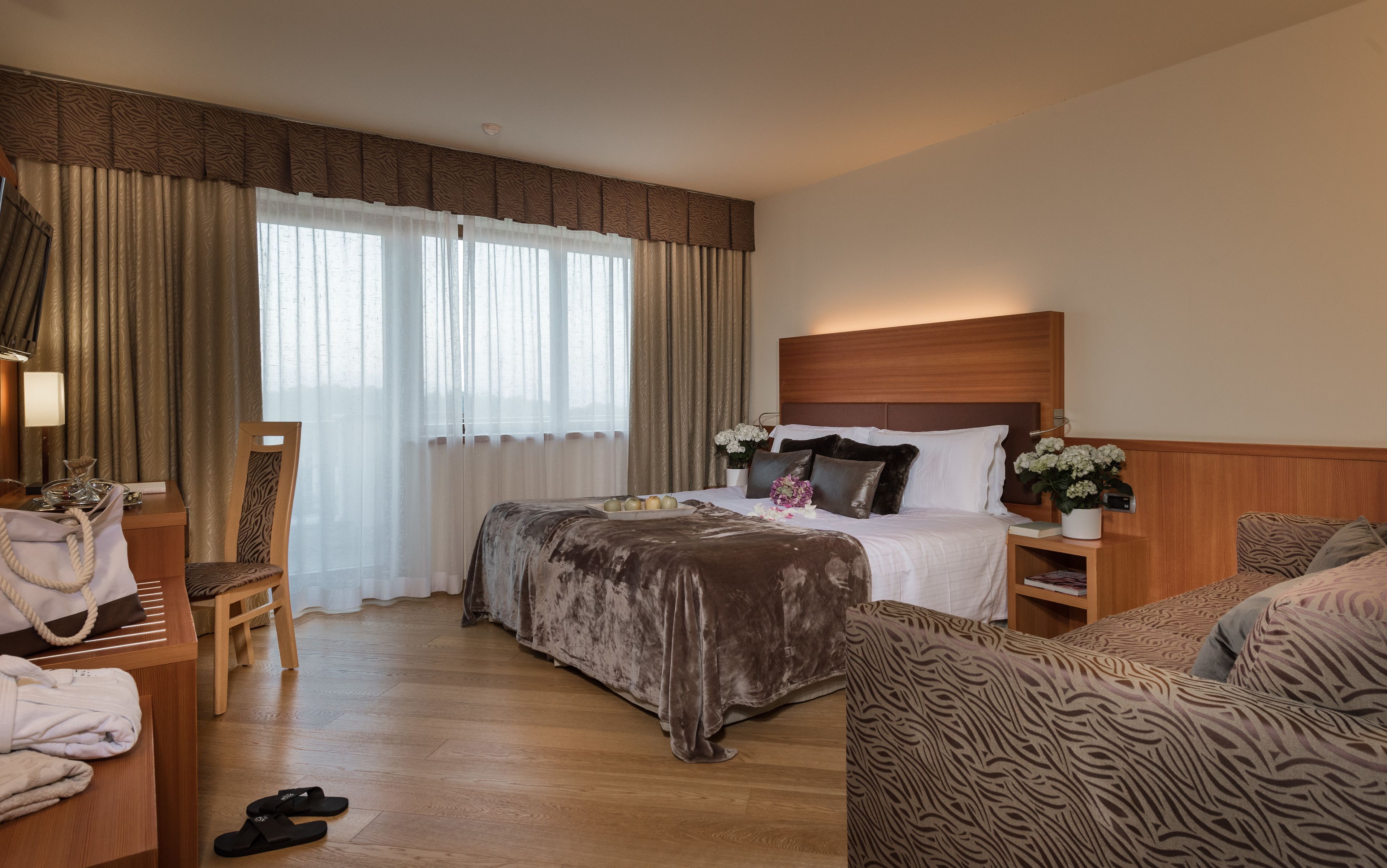 In-room safe, desk, soundproofing, free WiFi