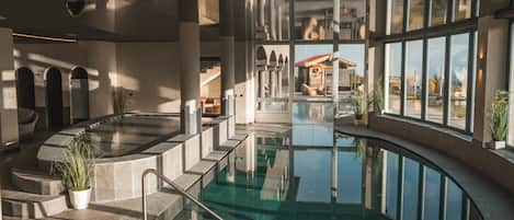 Una piscina techada, una piscina al aire libre