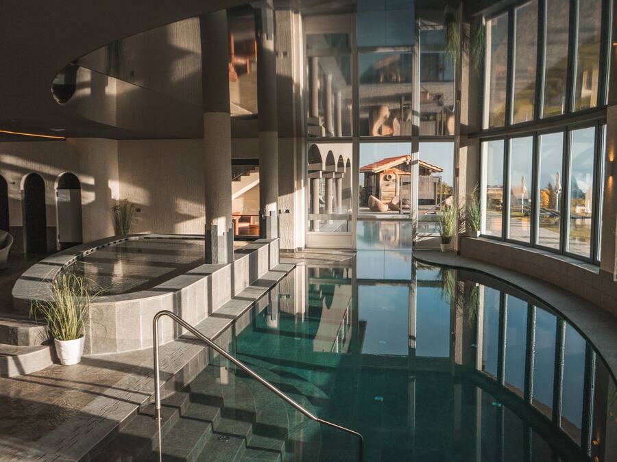 Piscine couverte, piscine extérieure, chaises longues