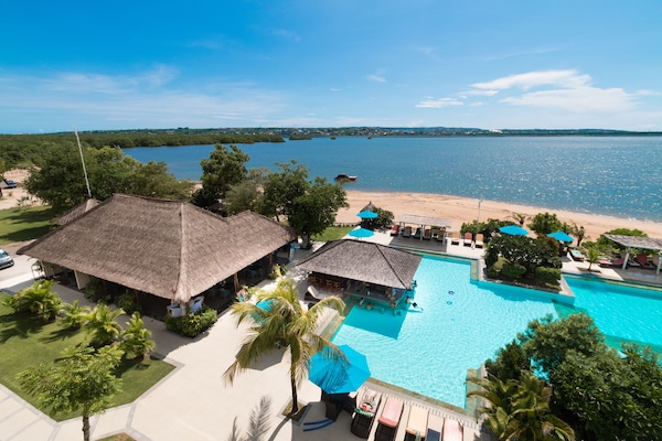 5 piscines a l'aire lliure