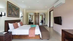 Una habitación de hotel con una cama grande, mesitas de noche, un televisor y un cuadro en la pared.
