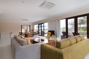 Frigorífico grande, microondas, placa de cocina y cafetera o tetera