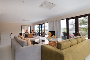 Grand réfrigérateur, micro-ondes, plaque de cuisson