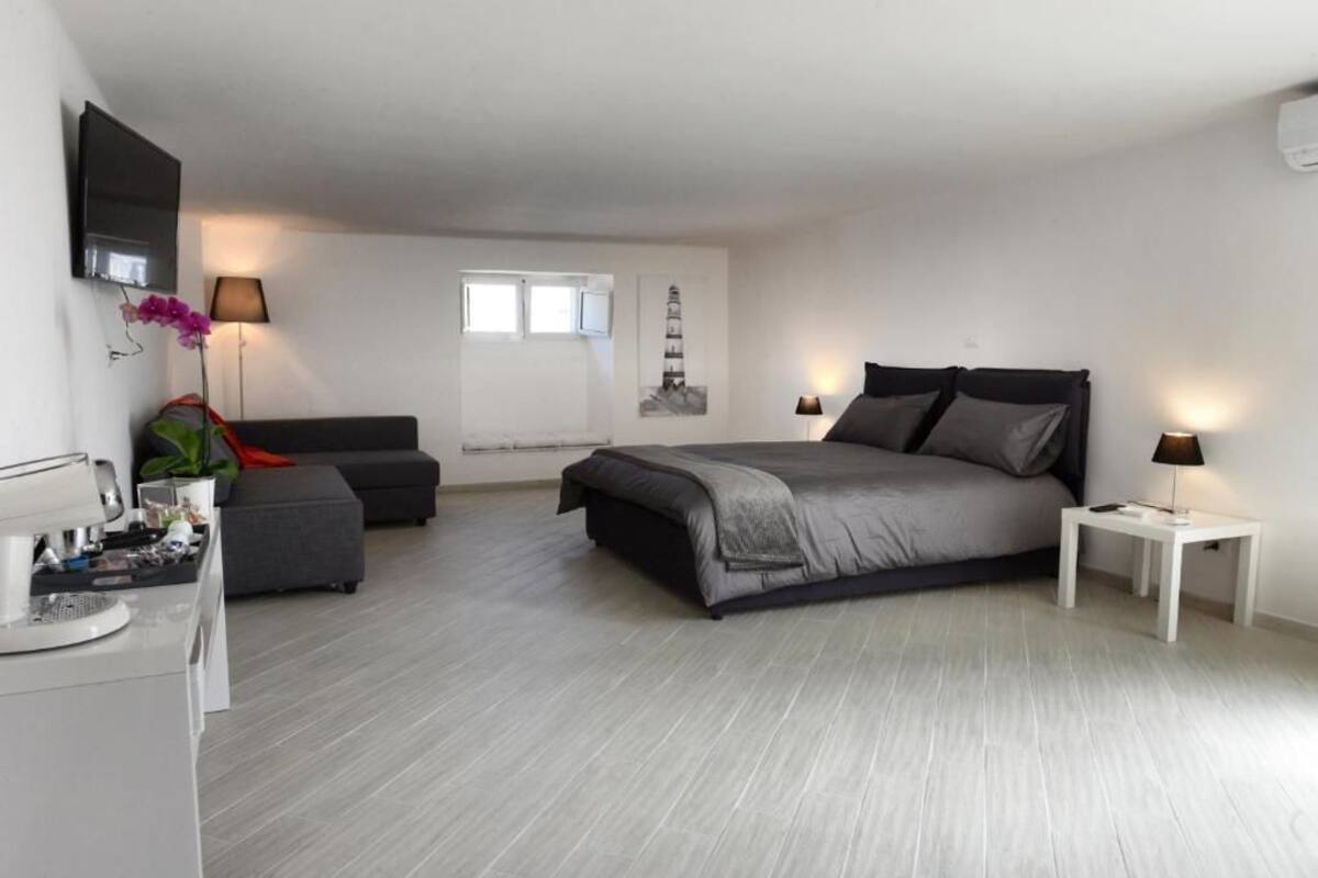 Luxe beddengoed, een minibar, een bureau, een strijkplank/strijkijzer