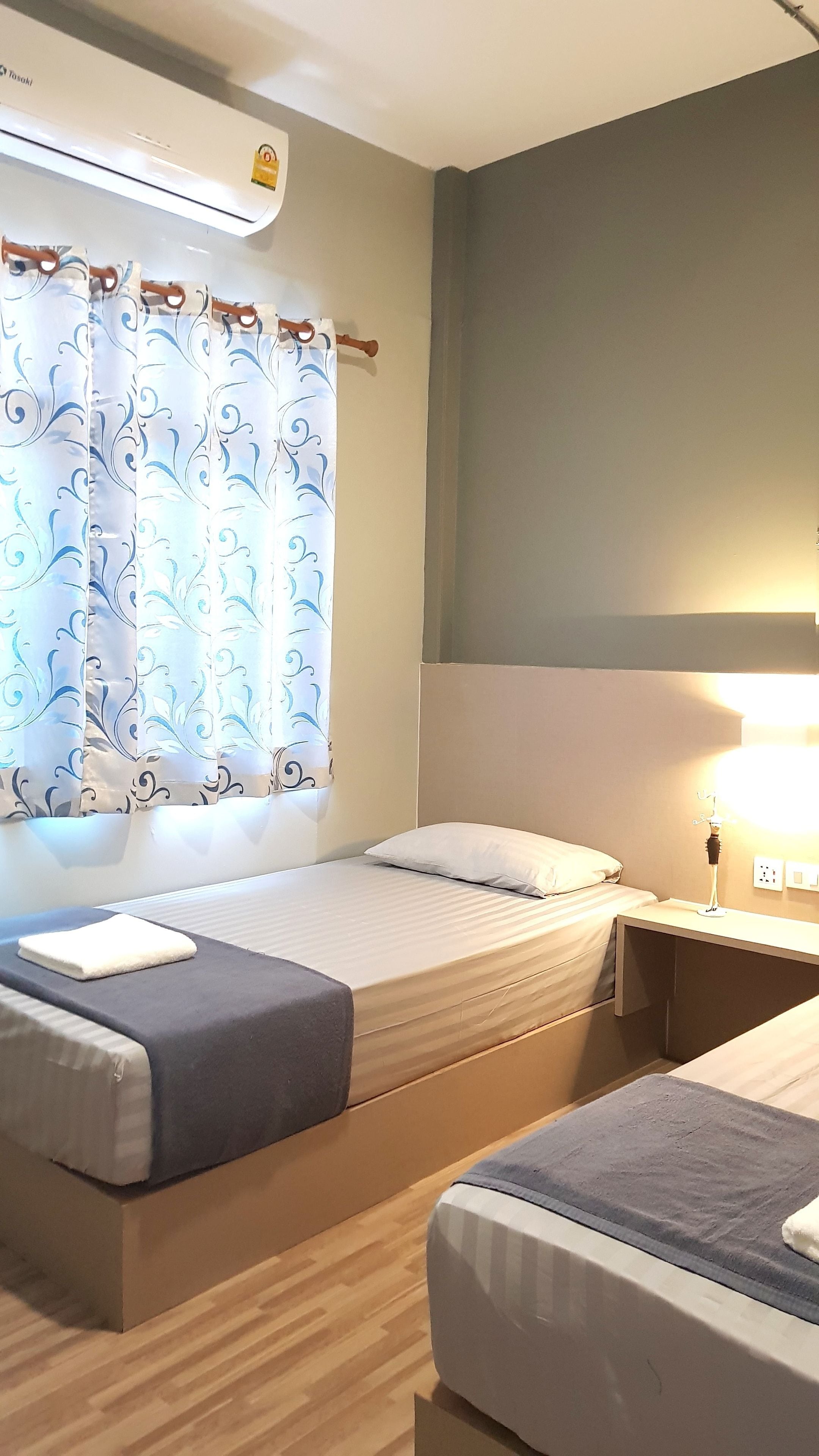 Twin Room with Shared Bathroom - AC | Wi-Fi gratuit, draps fournis