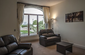 Flat-screen TV - New Forest Golf Club Apartments (Tyrrellspass)
