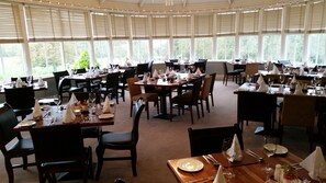 Breakfast, lunch, dinner served; Irish cuisine  - New Forest Golf Club Apartments (Tyrrellspass)