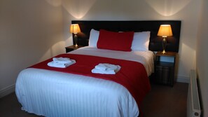 1 bedroom, individually decorated, individually furnished, desk - New Forest Golf Club Apartments (Tyrrellspass)