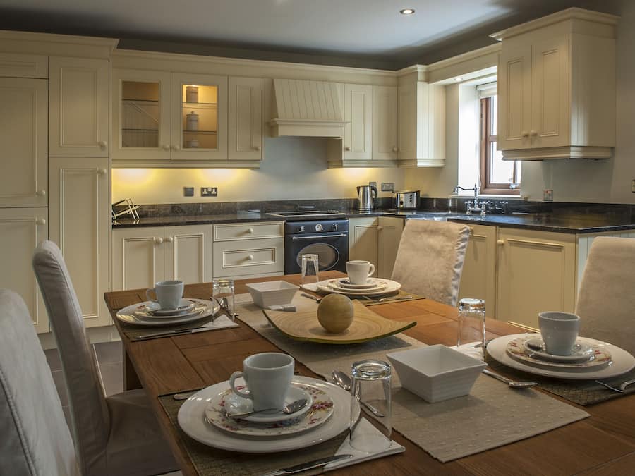 Jääkaappi, mikroaaltouuni, liesi, astianpesukone