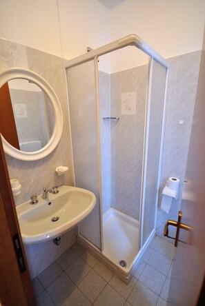 Habitación con 1 cama doble o 2 individuales | Baño | Ducha, artículos de higiene personal gratuitos, secador de pelo y bidé
