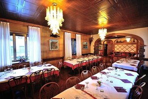 Der serveres frokost og aftensmad