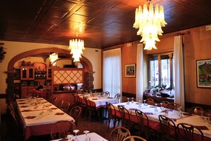 Lunch and dinner served, local cuisine - Albergo Ristorante Morandi (Valbondione)