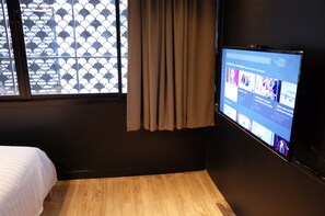 SL2 Classic: King Room with Private External Bathroom | Free WiFi - C40Winks Hostel (Bangkok)