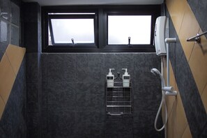 WXL Superior: King Room with Private Bathroom | Baño | Regadera 