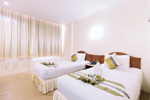 Escritorio, wifi gratis y ropa de cama 