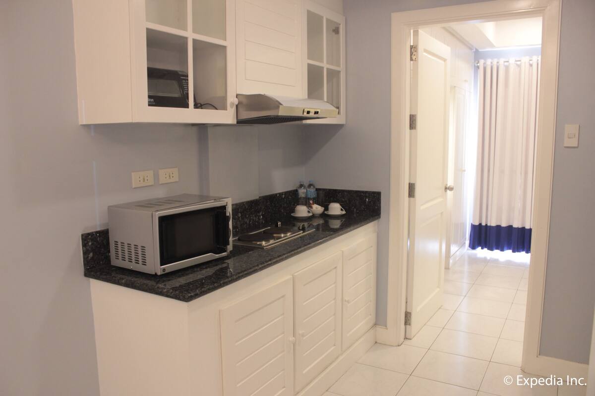 fridge, coffee/tea maker