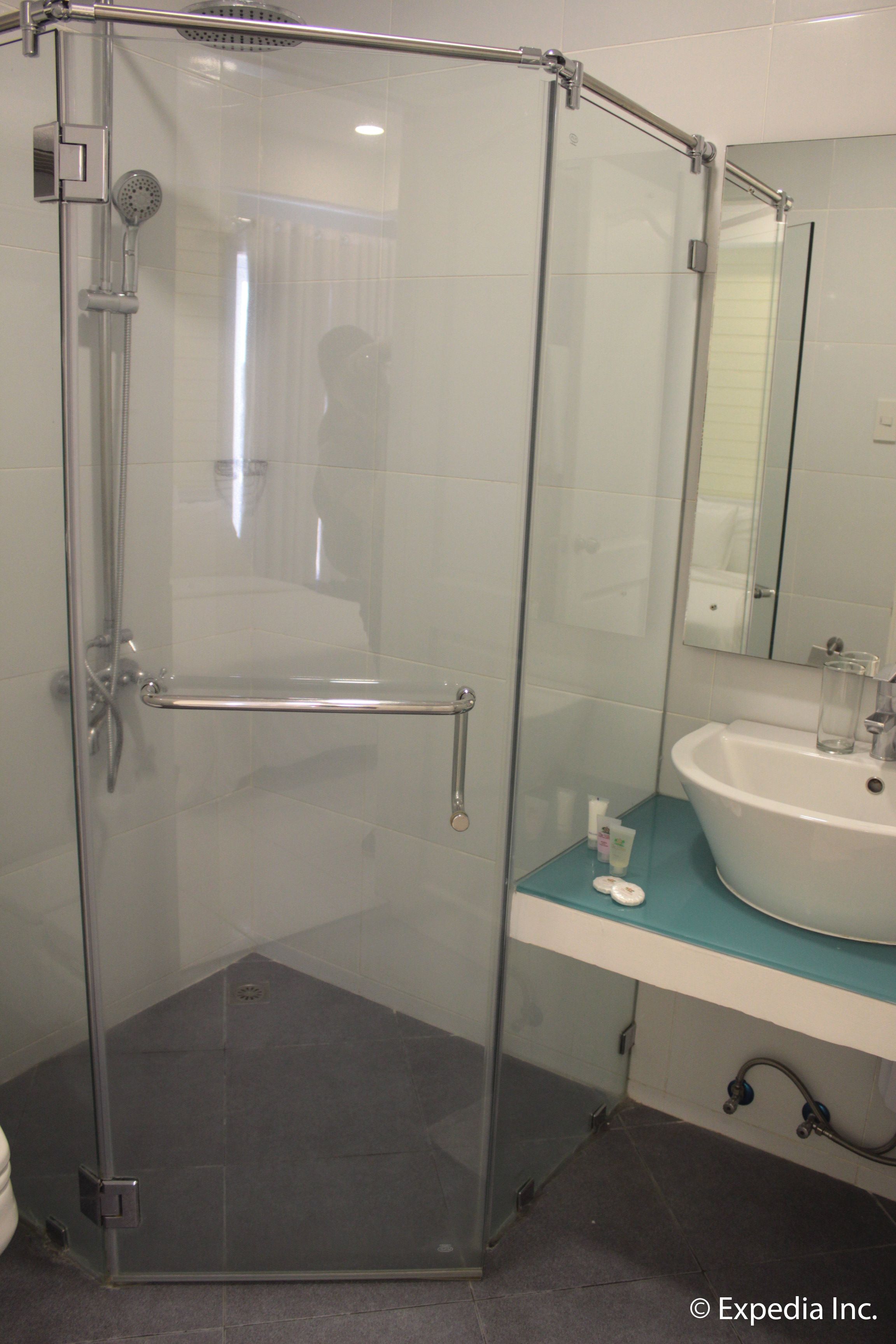 la luna | bathroom | shower, free toiletries, hair dryer, towels