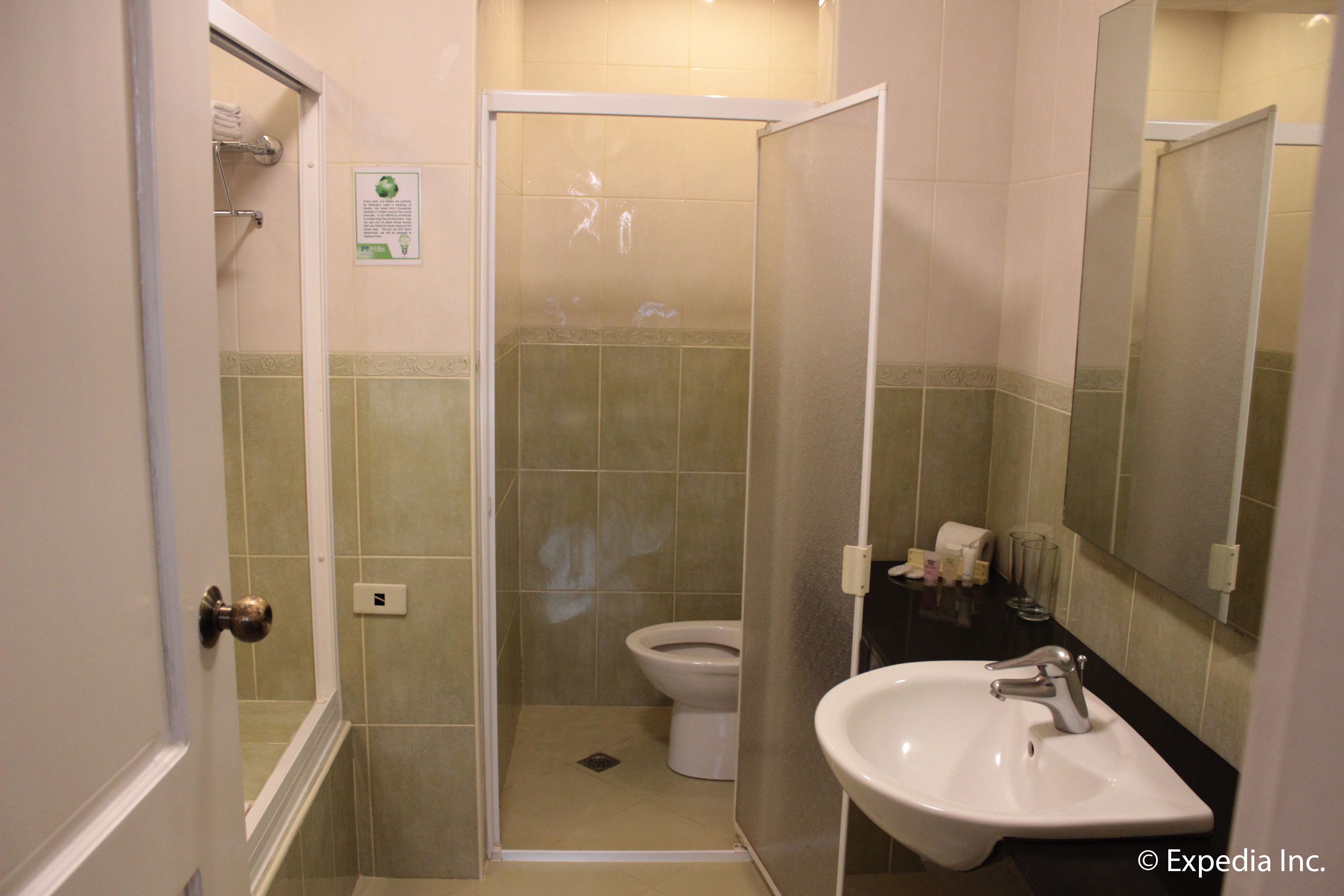 la estrella | bathroom | shower, free toiletries, hair dryer, towels