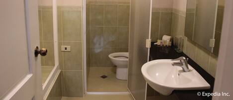 Un baño con ducha, inodoro y lavabo.