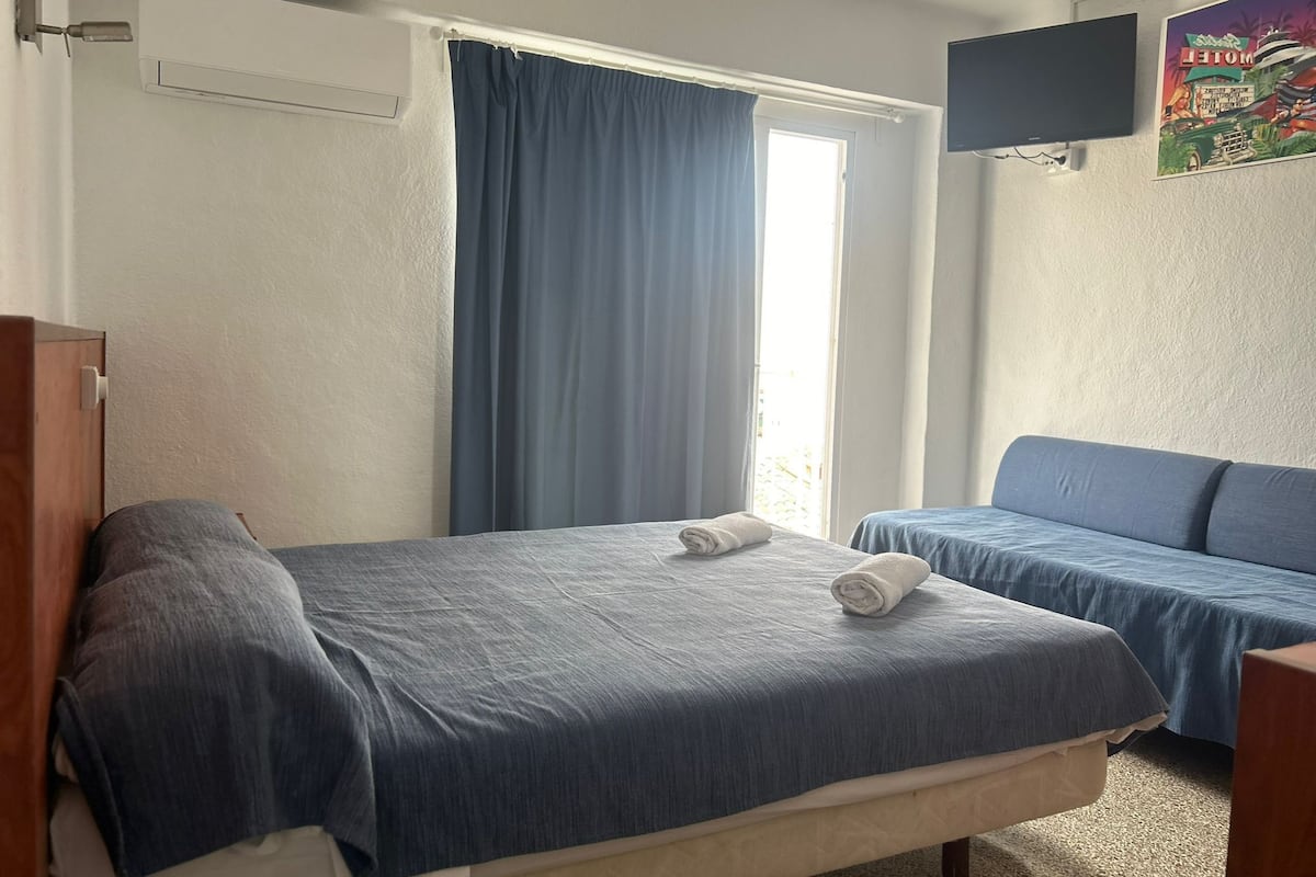 Sábanas de algodón egipcio y caja de seguridad en la habitación 