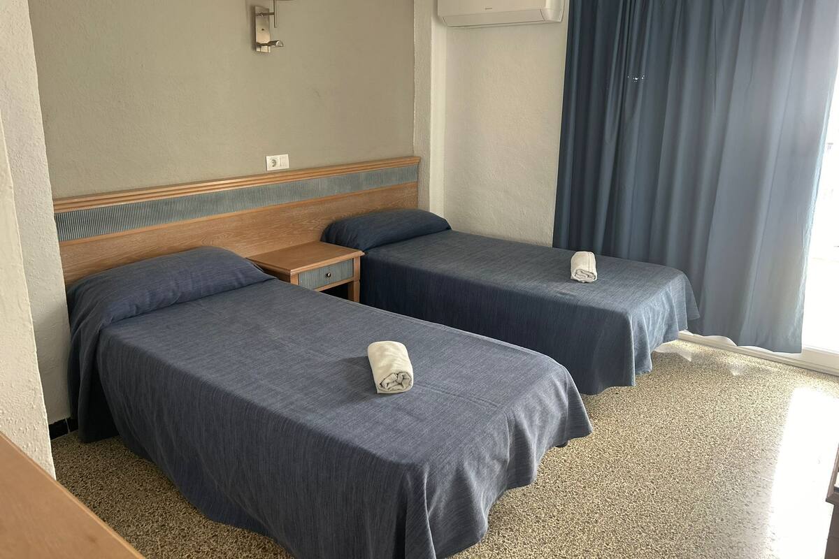 Sábanas de algodón egipcio y caja de seguridad en la habitación 