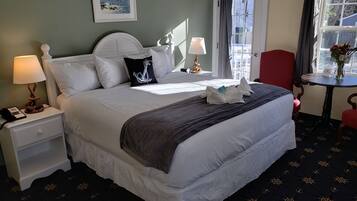 Classic Room, 1 King Bed | Individually decorated, desk, blackout drapes, iron/ironing board