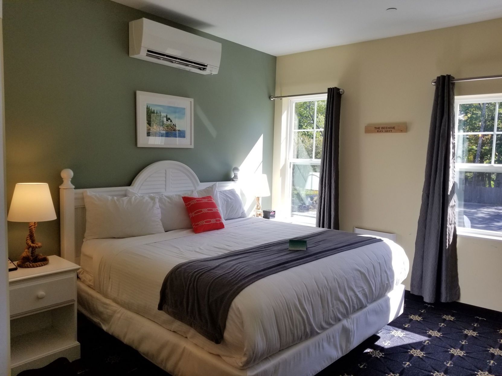 Individuelt design, skrivebord, mørklægningsgardiner