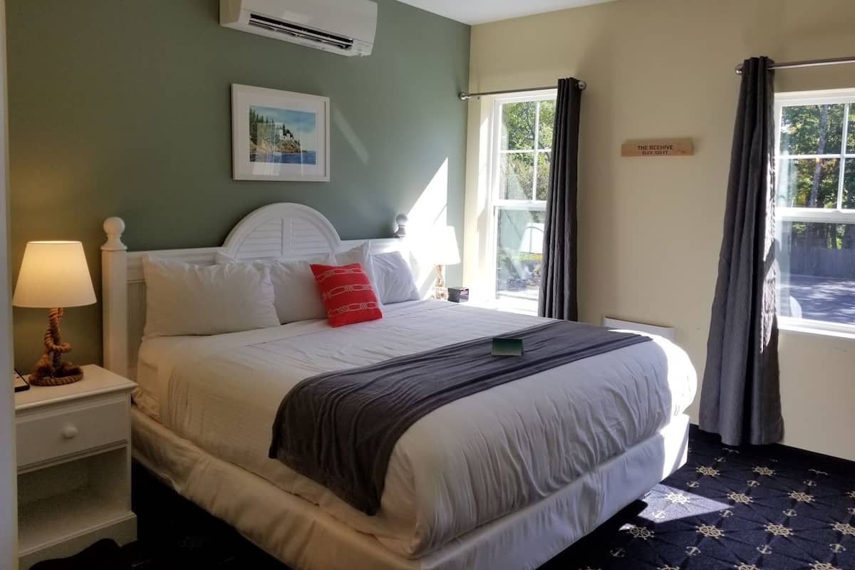 Individuelt design, skrivebord, mørklægningsgardiner