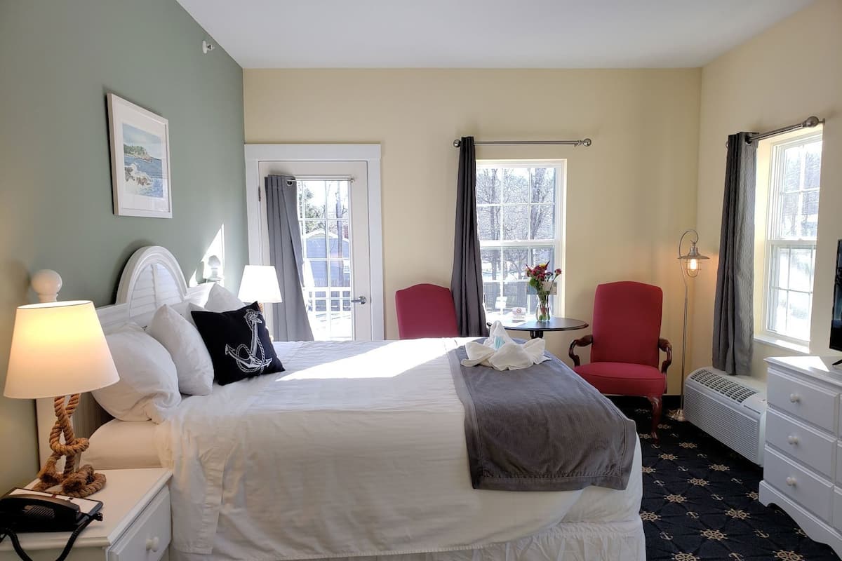 Individuelt design, skrivebord, mørklægningsgardiner