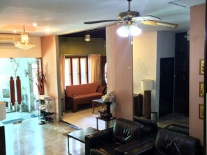 Coin salon dans le hall