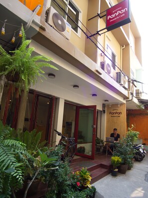 Property entrance - PanPan Hostel Bangkok (Bangkok)