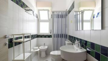 Dusche, Haartrockner, Bidet