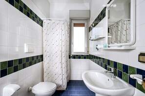 Shower, hair dryer, bidet - Villa Collina (Giardini Naxos)
