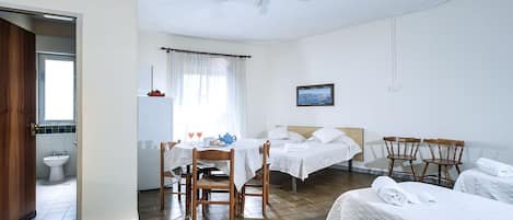 Tallelokero huoneessa, silitysrauta/-lauta, vauvansängyt, ilmainen Wi-Fi